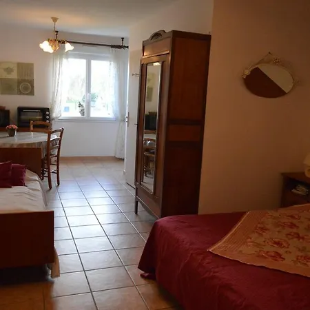 Chambres D'hotes Les Epinettes Bed and Breakfast