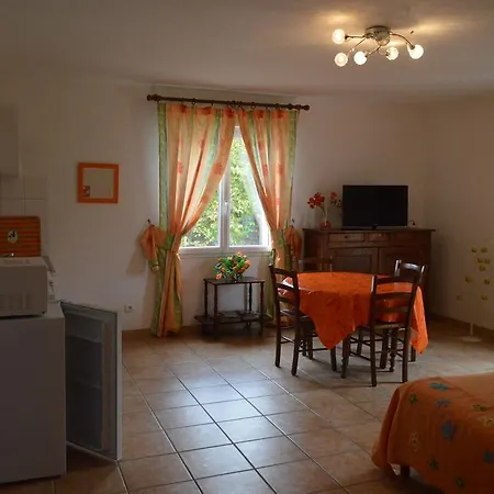 Chambres D'hotes Les Epinettes Bed & Breakfast 2*